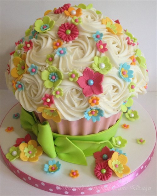 14 Giant Cupcake