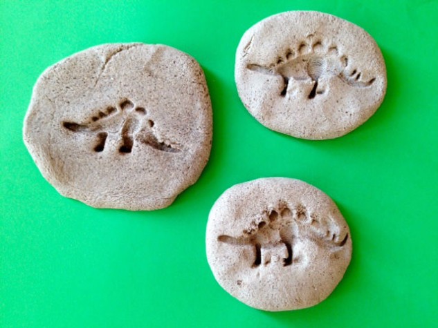 http://redkitedays.co.uk/salt-dough-dinosaur-fossils/