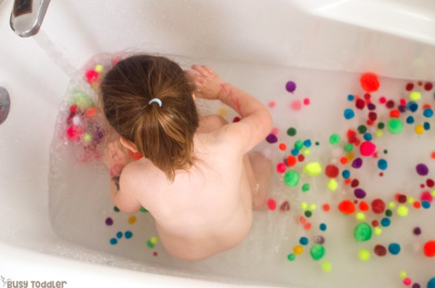 http://busytoddler.com/wp-content/uploads/2017/08/pompombath1.jpg