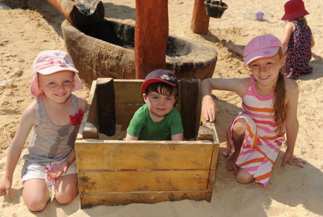 https://www.hobbledown.com/wp-content/gallery/play-time/Kids-in-box.jpg