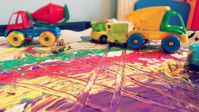 http://clareslittletots.co.uk/2016/11/painting-with-trucks/